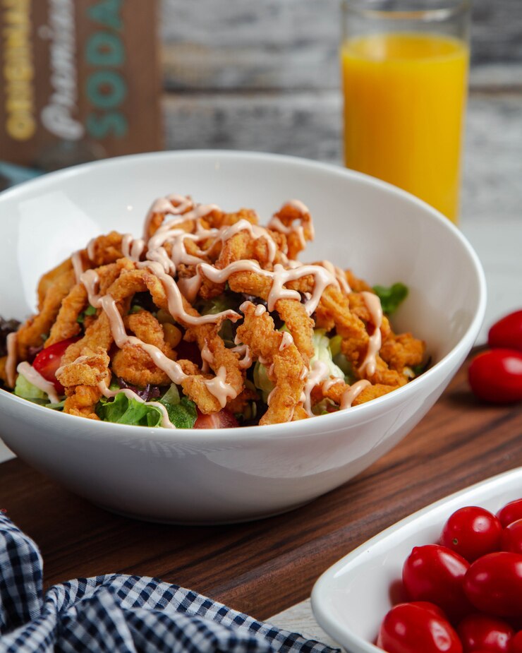 Photo gratuit salade de crevettes aux tomates et aux herbes vertes.