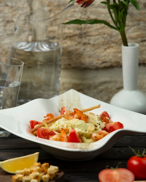 Salade De Crevettes Frites Avec Laitue, Tranche De Tomate Et Baguette