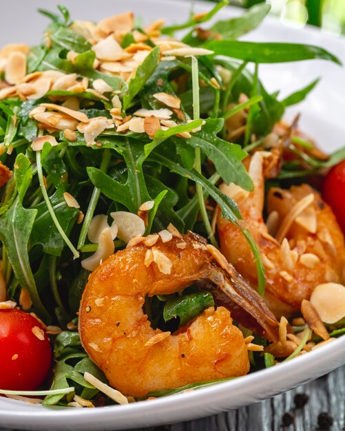 Salade de crevettes roquette noix tomate estragon vue latérale