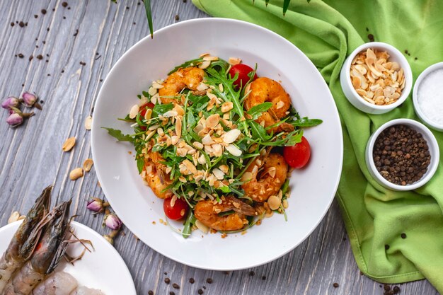 Salade de crevettes tomate roquette sauce aux arachides vue de dessus