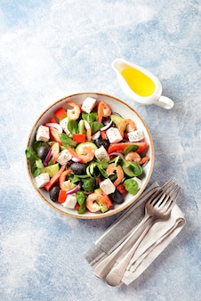 Salade de crevettes, tomates, concombres, poivrons, olives et fromage feta