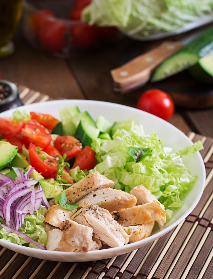 Photo gratuit salade diététique au poulet, avocat, concombre, tomate et chou chinois