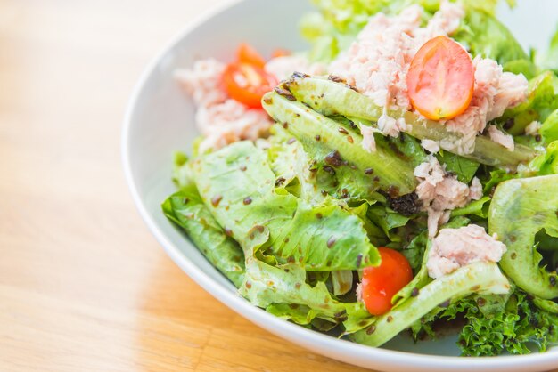 salade de dîner la nourriture en conserve gros plan