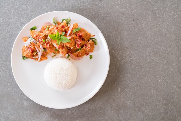 Salade épicée au poulet frit