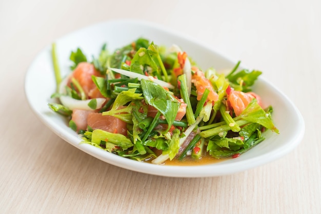 Salade épicée au saumon