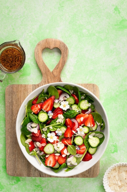 Salade d'épinards de fraises sur un fond vert