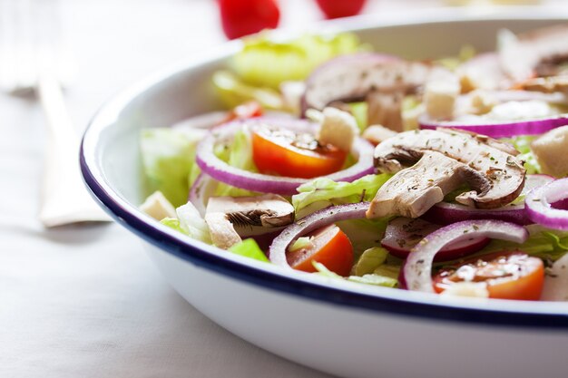 Photo gratuite salade d'été fraîche saine