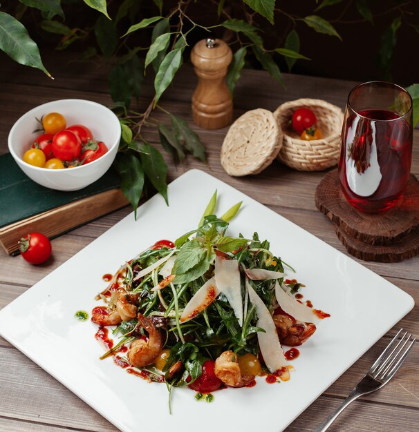 Salade de fines herbes avec du parmesan haché.