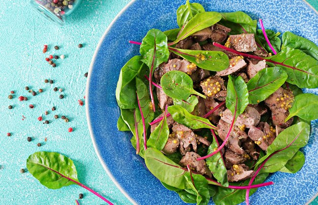 Salade de foie de volaille et feuilles d'épinards et de blettes. Vue de dessus à plat