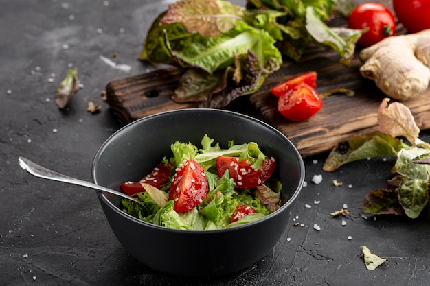 Salade fraîche à angle élevé dans un bol sombre