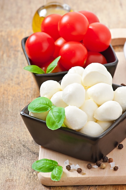 Salade fraîche aux tomates cerises, basilic, mozzarella et olives noires.