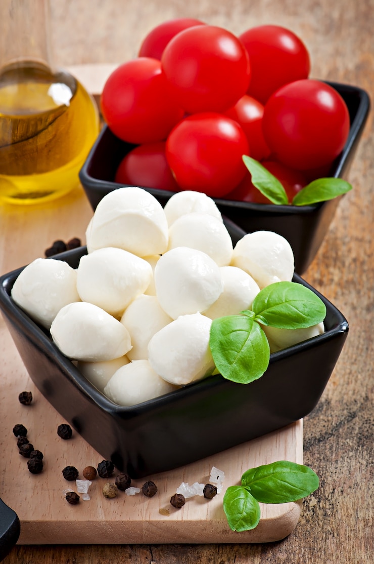 Photo gratuit salade fraîche aux tomates cerises, basilic, mozzarella et olives noires.