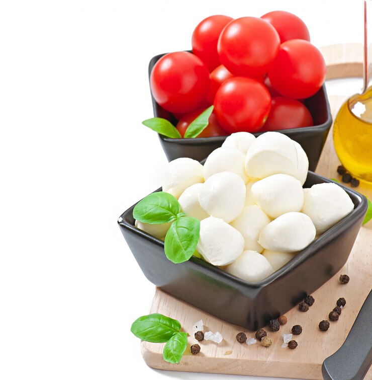 Photo gratuit salade fraîche aux tomates cerises, basilic, mozzarella et olives noires.