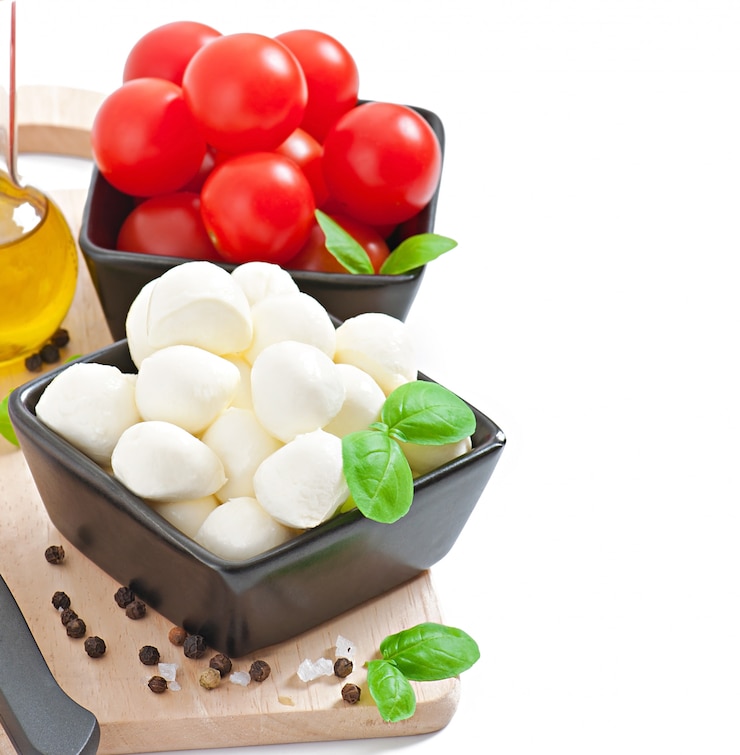 Photo gratuit salade fraîche aux tomates cerises, basilic, mozzarella et olives noires.