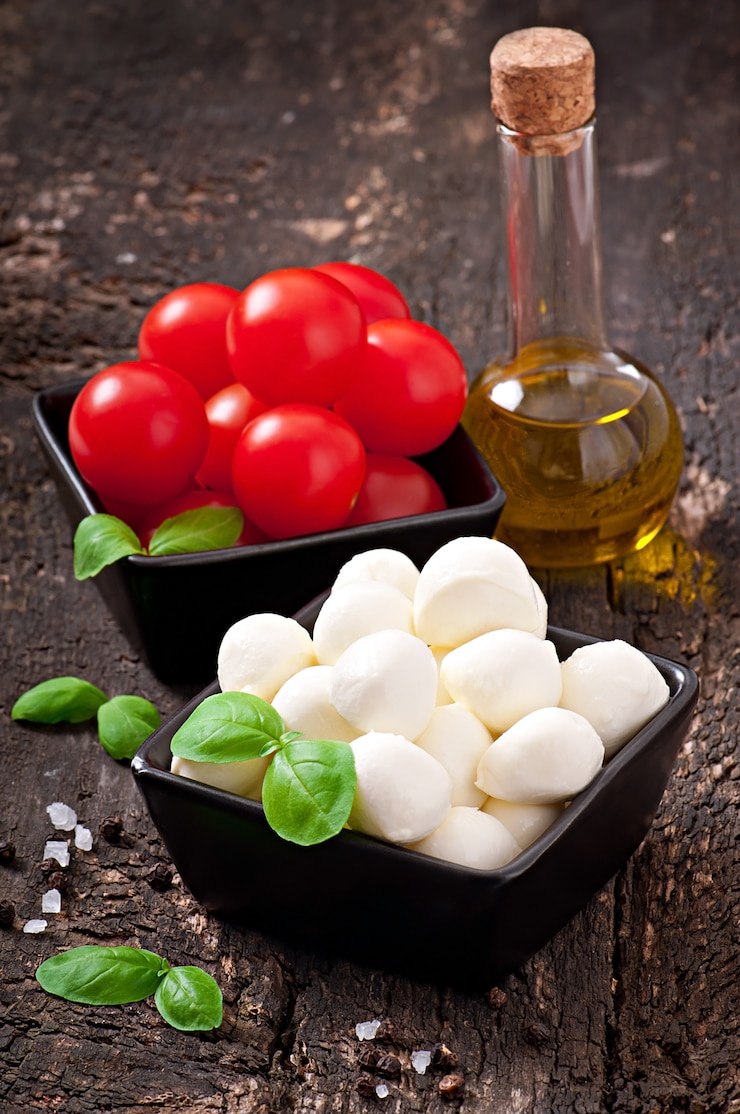 Photo gratuit salade fraîche aux tomates cerises, basilic, mozzarella et olives noires.