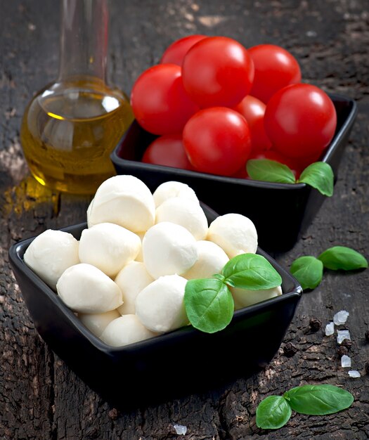 Salade fraîche aux tomates cerises, basilic, mozzarella et olives noires.