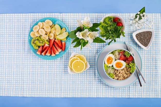 Salade Fraiche. Bol De Petit Déjeuner Avec Flocons D'avoine, Tomates, Laitue, Micro-légumes Et œuf à La Coque. Nourriture Saine. Bol De Bouddha Végétarien. Vue De Dessus, Pose à Plat