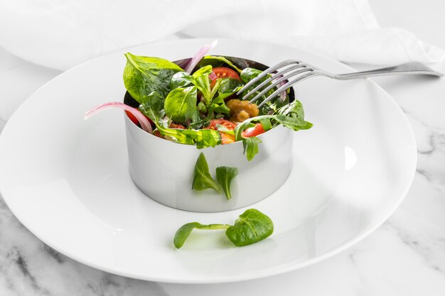 Salade fraîche sur plaque blanche