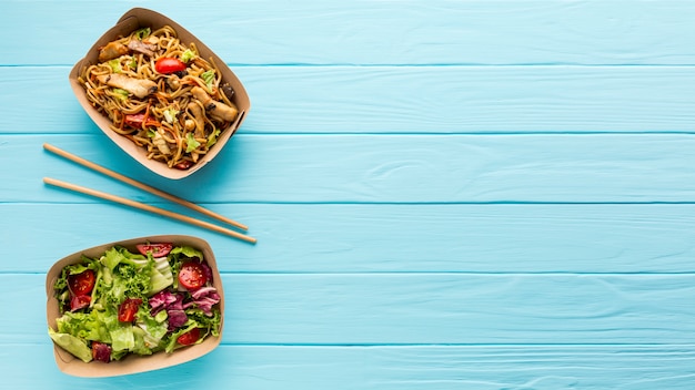 Salade fraîche et plat chinois avec espace de copie