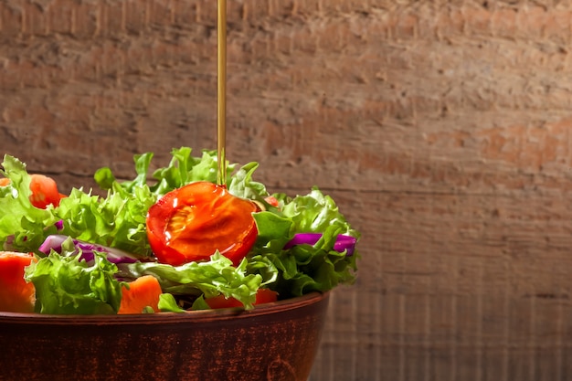Salade fraîche sur table en bois
