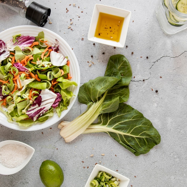 Salade fraîche sur table avec souce