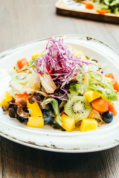 Salade de fruits aux légumes en assiette