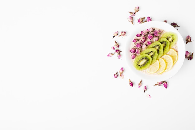 Salade de fruits sur blanc.