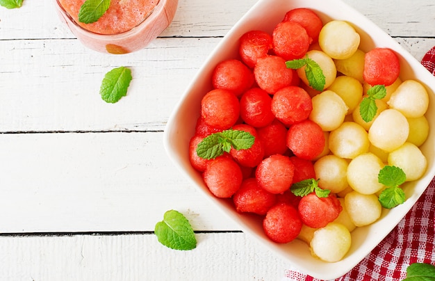 Salade de fruits colorés. Salade de melon d'eau et melon. Nourriture d'été fraîche. Vue de dessus