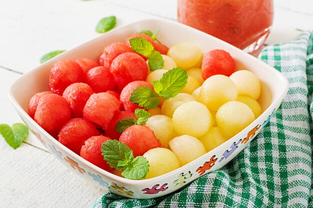 Salade de fruits colorés. Salade de melon d'eau et melon. Nourriture d'été fraîche.
