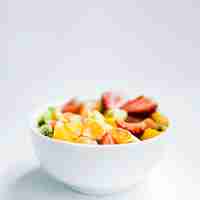 Photo gratuite salade de fruits dans un bol