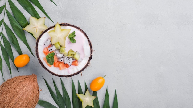 Salade de fruits dans l'espace de copie de plaque de noix de coco