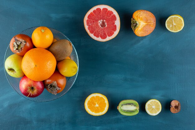 Salade de fruits frais et divers fruits délicieux sur marbre.