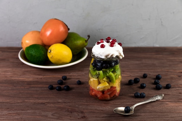 Photo gratuite salade de fruits frais sur une table en bois