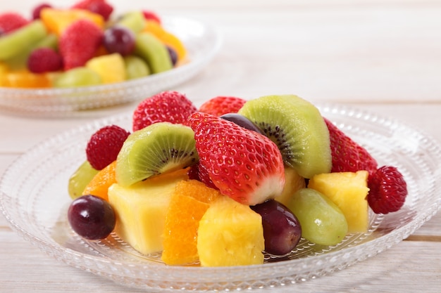 Photo gratuite salade de fruits avec des fruits frais mélangés