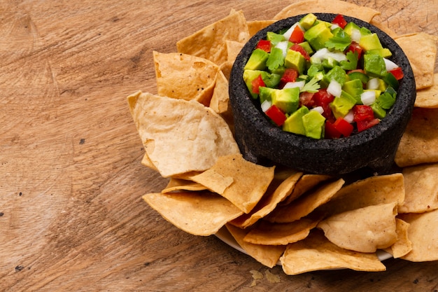 Photo gratuite salade de fruits en gros plan avec chips de tortilla