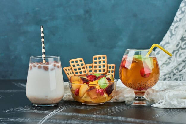 Salade de fruits avec lait et boisson.