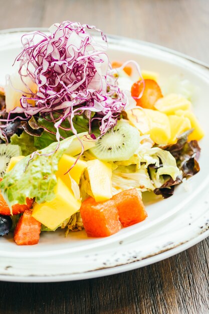 Salade de fruits avec légumes en assiette