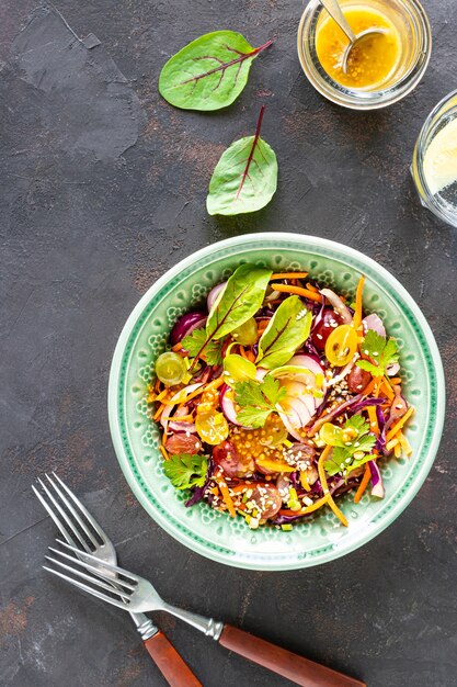 Salade de fruits et légumes frais dans une assiette