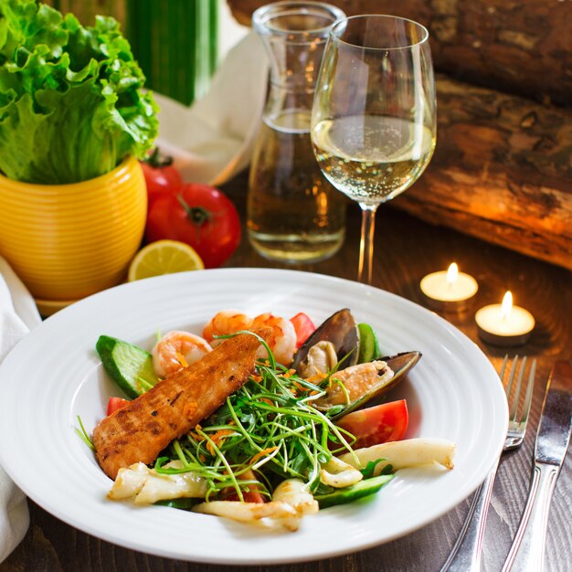 Salade de fruits de mer au saumon, crevettes, moules, herbes et tomates