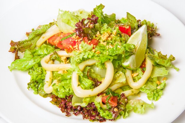 Salade de fruits de mer aux anneaux de calamars