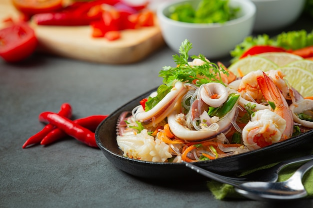 Salade de fruits de mer épicée avec des ingrédients de la cuisine thaïlandaise.