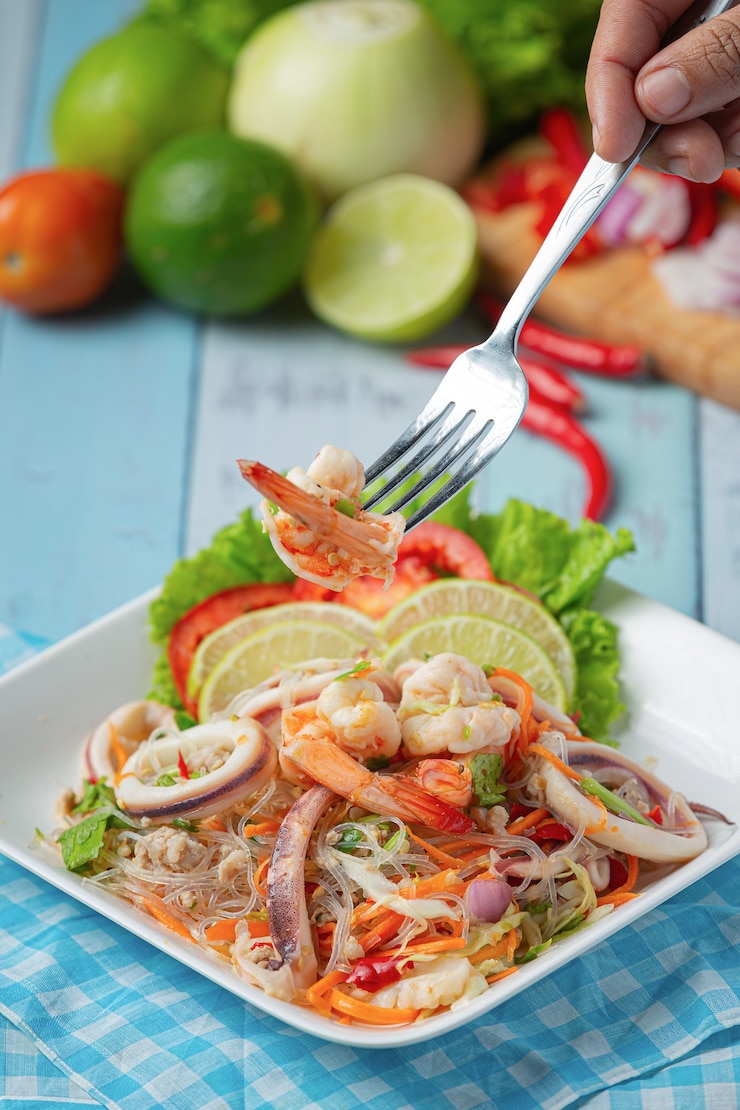 Photo gratuit salade de fruits de mer épicée avec des ingrédients de la cuisine thaïlandaise.