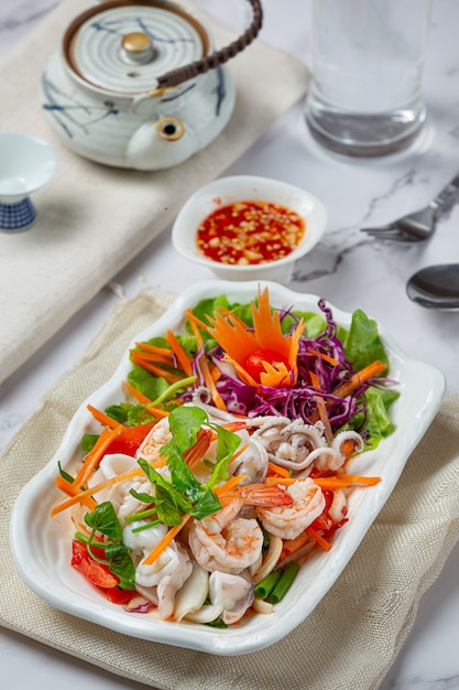 Salade de fruits de mer frais, plats épicés et thaïlandais.