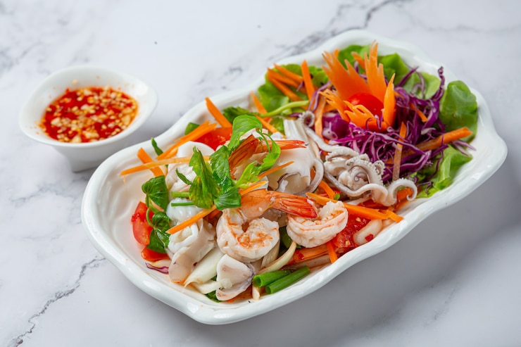 Photo gratuit salade de fruits de mer frais, plats épicés et thaïlandais.