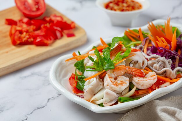 Salade de fruits de mer frais, plats épicés et thaïlandais.