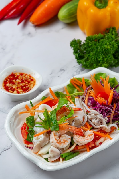 Salade de fruits de mer frais, plats épicés et thaïlandais.