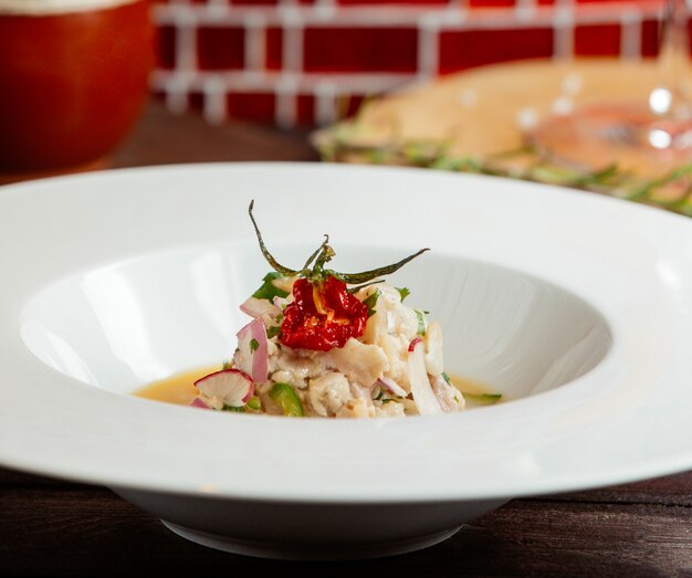 Salade de fruits de mer sur la table