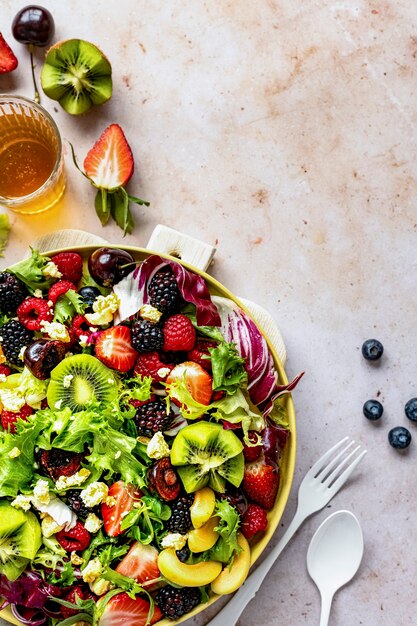 Salade de fruits sains photographie alimentaire à plat