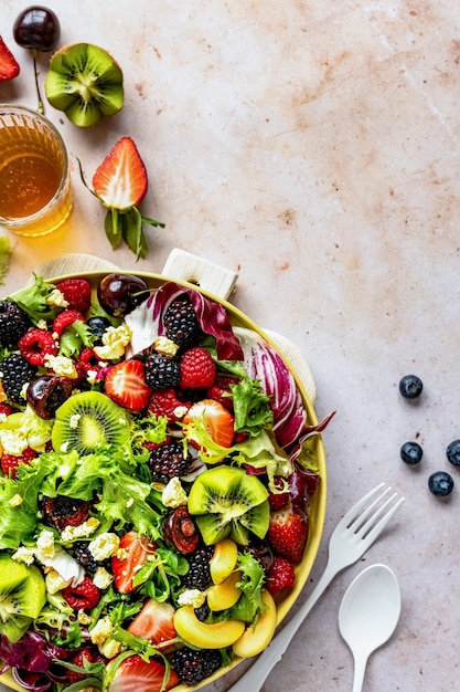 Salade de fruits sains photographie alimentaire à plat