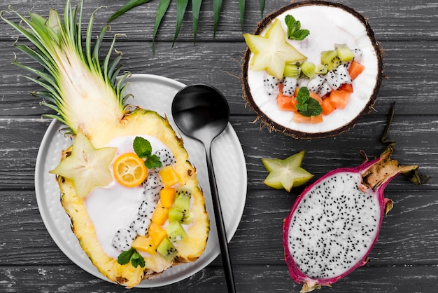 Salade de fruits en vue de dessus de plaque de noix de coco